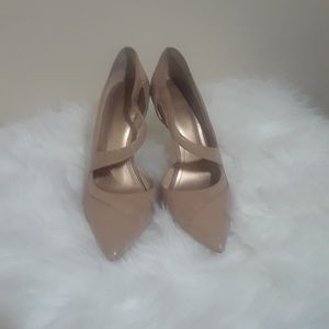 Nude pumps